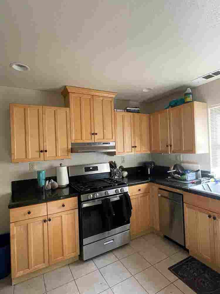 Spacious Midtown room available
