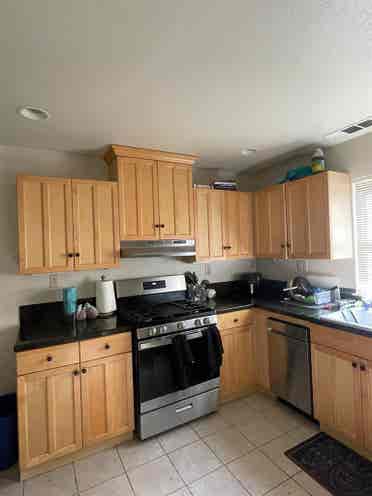 Spacious Midtown room available
