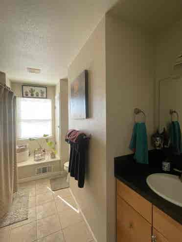 Spacious Midtown room available