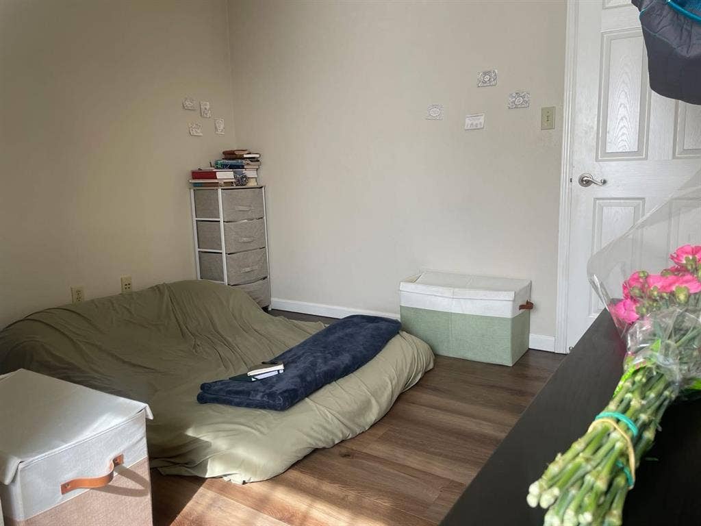 Spacious Midtown room available