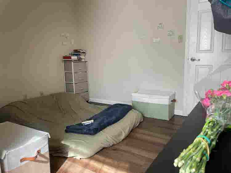 Spacious Midtown room available