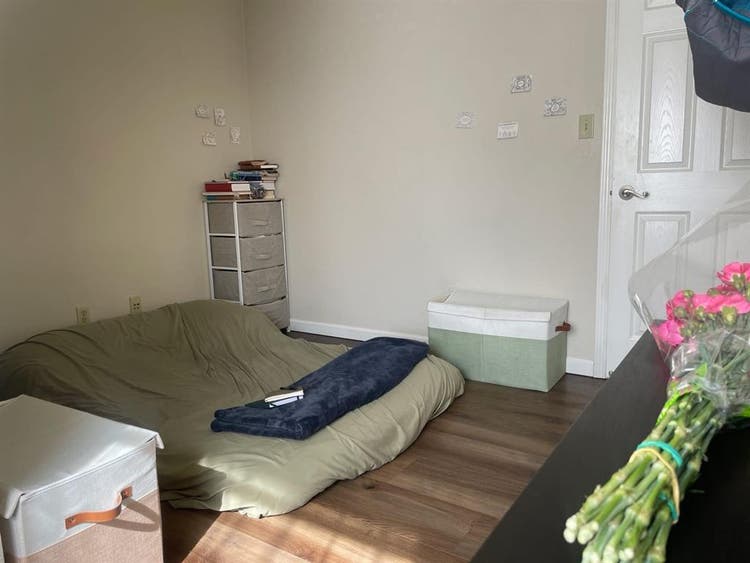 Spacious Midtown room available