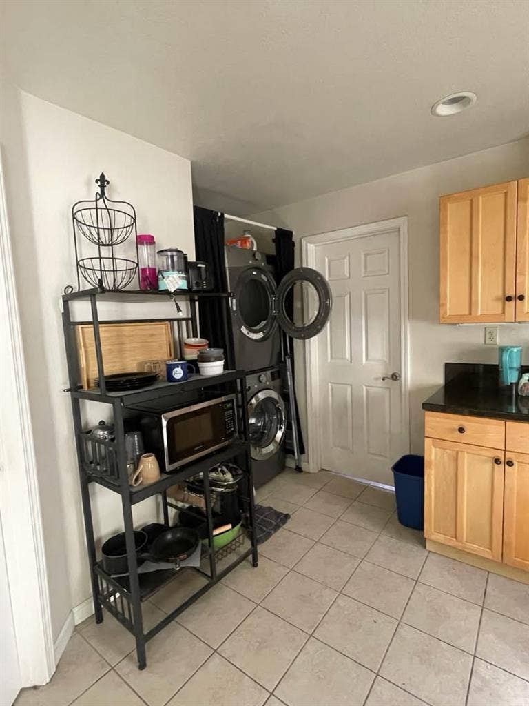 Spacious Midtown room available