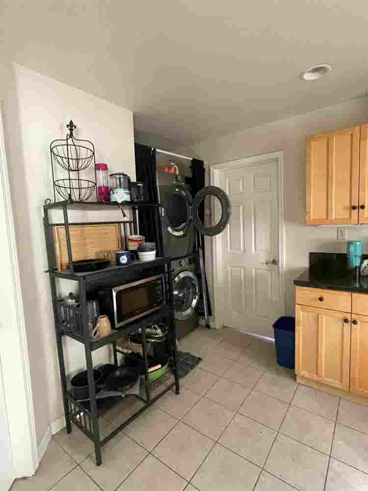 Spacious Midtown room available