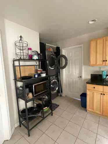 Spacious Midtown room available