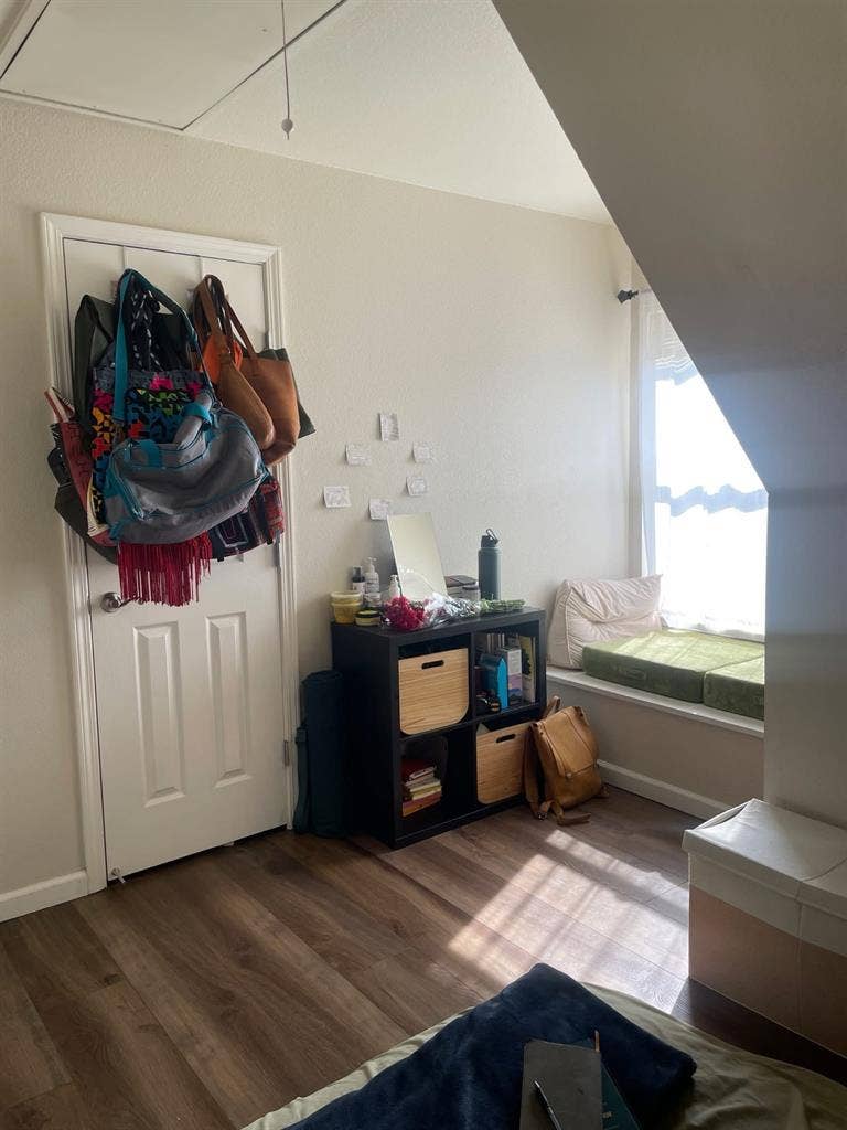 Spacious Midtown room available