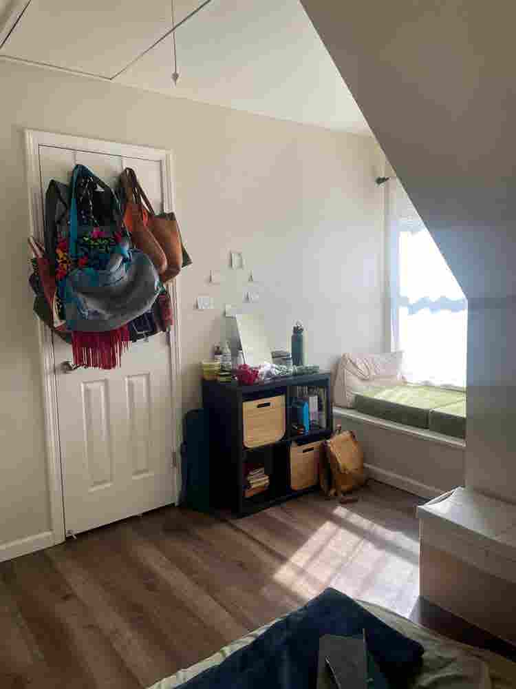 Spacious Midtown room available