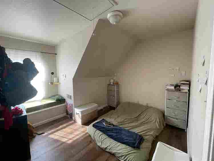 Spacious Midtown room available