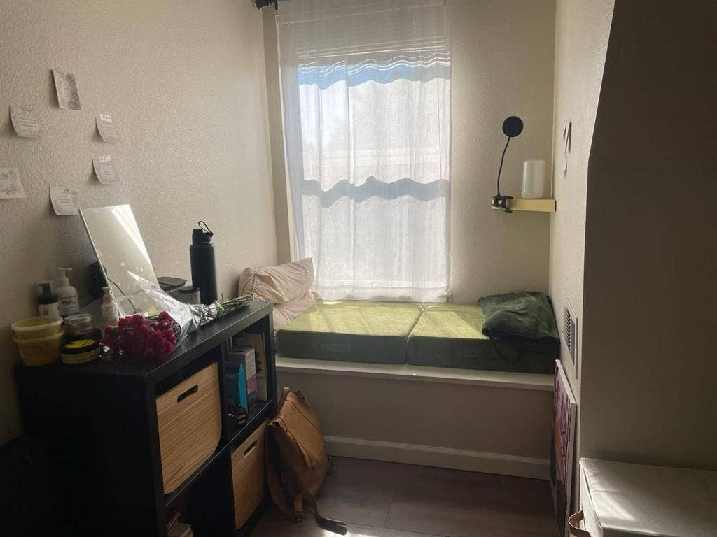 Spacious Midtown room available