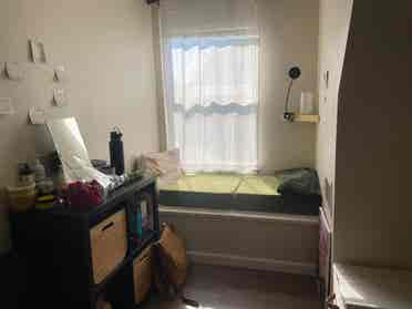 Spacious Midtown room available