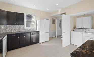 🙋‍♀️looking for 3 female roommates