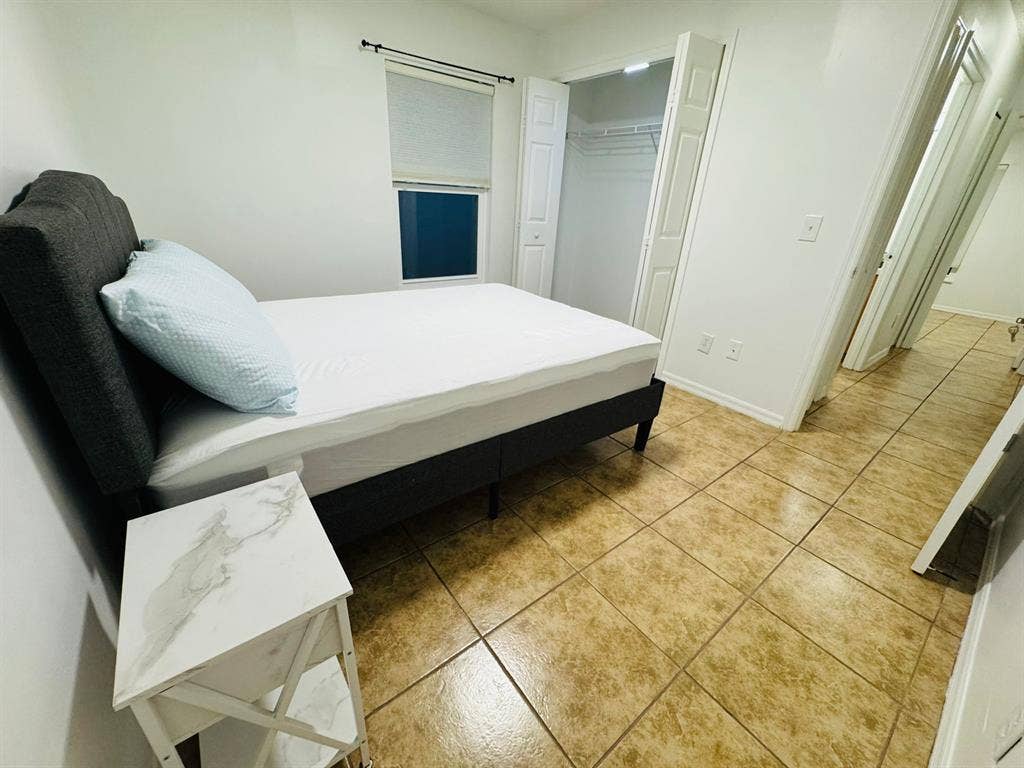 Private Bedroom - Shared Bathroom