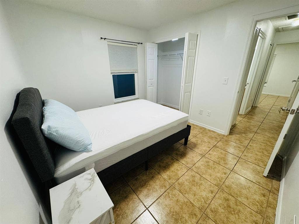 Private Bedroom - Shared Bathroom