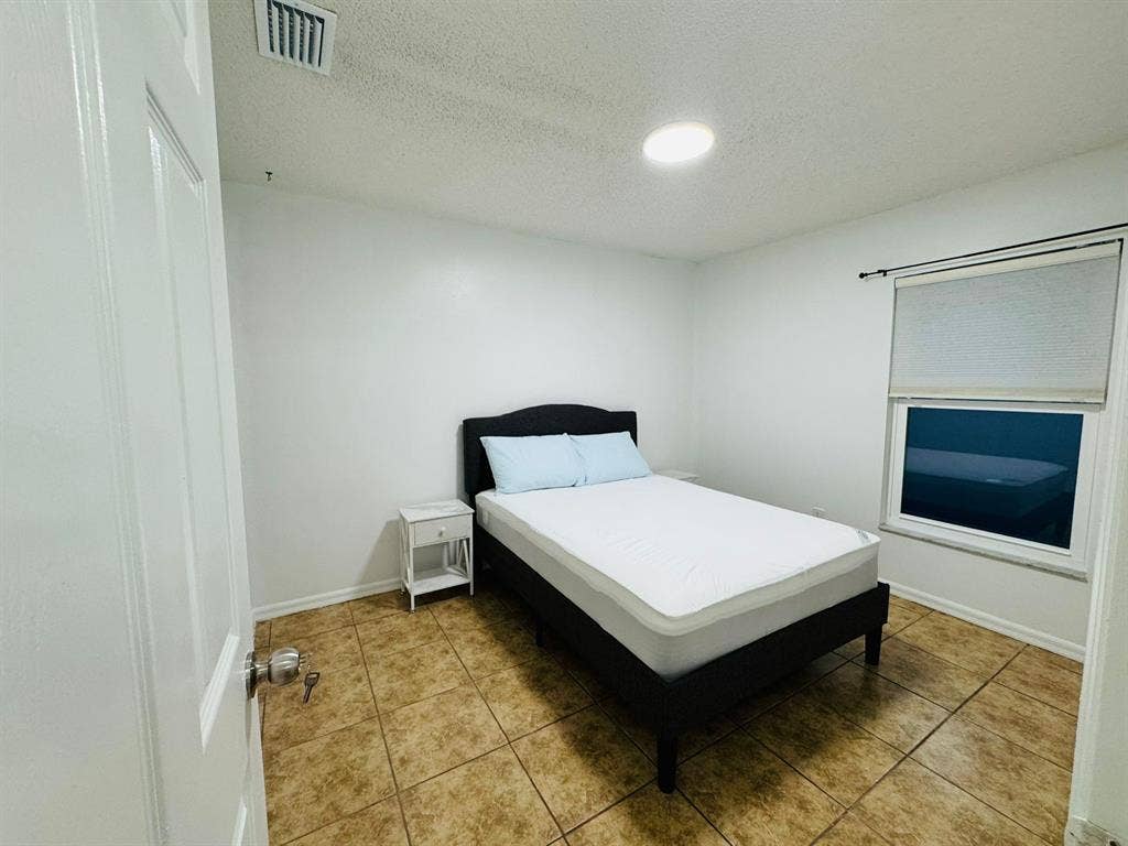 Private Bedroom - Shared Bathroom