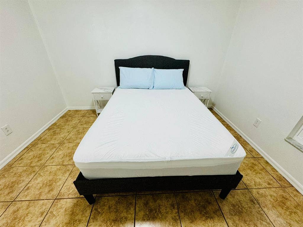 Private Bedroom - Shared Bathroom