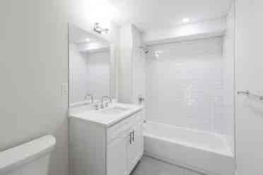 1 Room Available in Bath