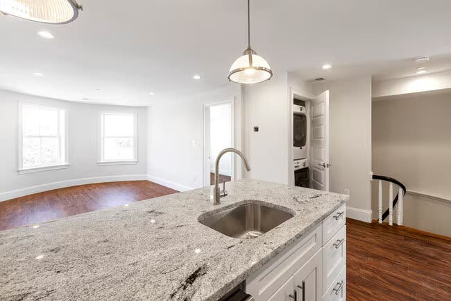 1 Room Available in Bath