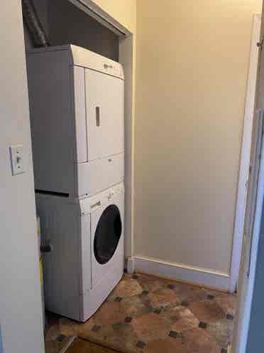 Mt Pleasant/Room in duplex apt