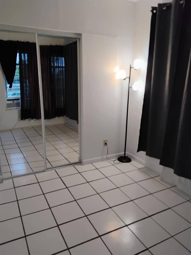 Private rm canal front quiet apt