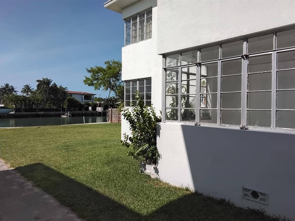 Private rm canal front quiet apt