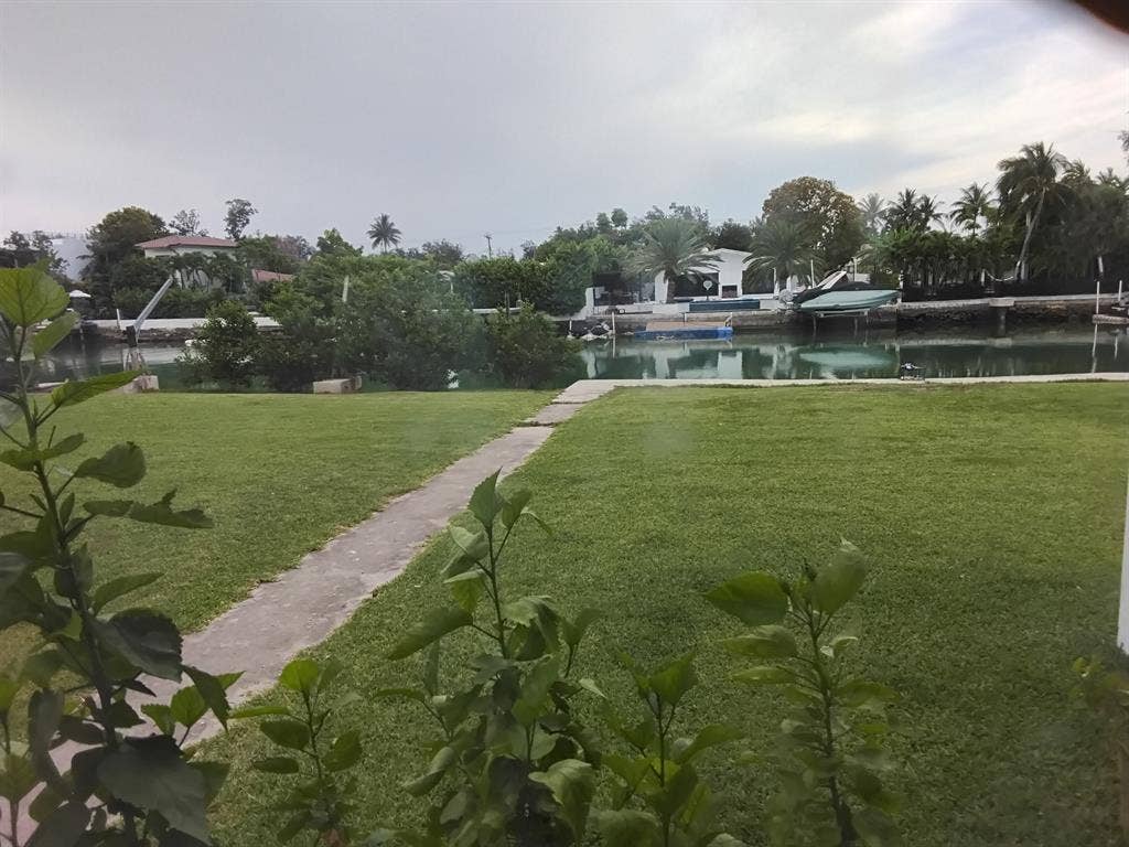 Private rm canal front quiet apt