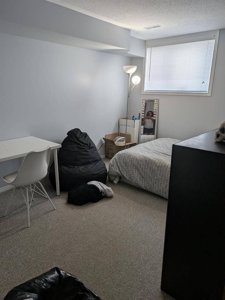 Furnished room w private bathroom