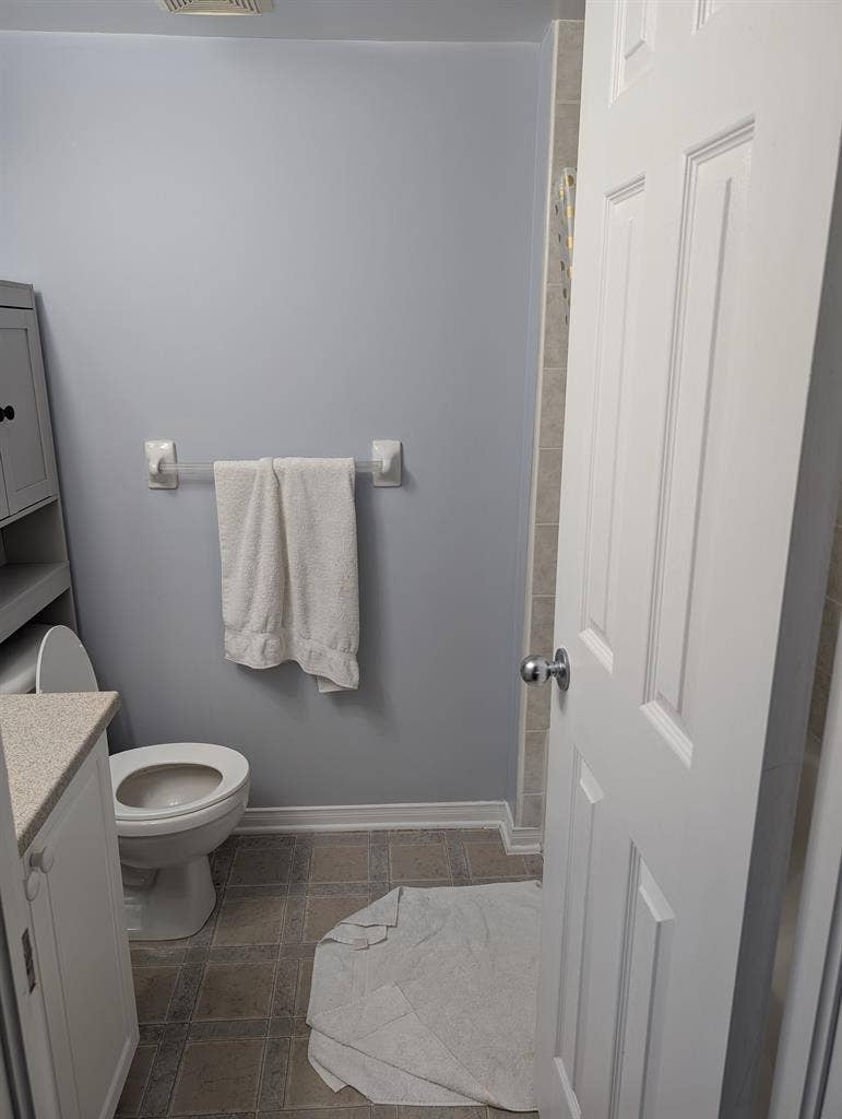 Furnished room w private bathroom