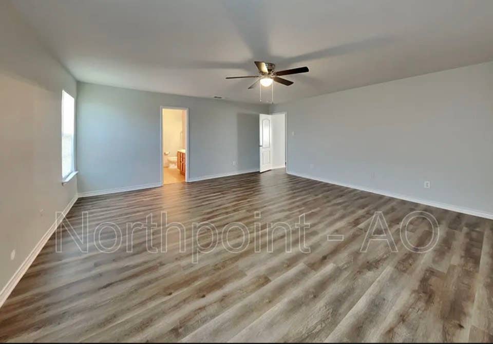 Master room w Private Bathroomm
