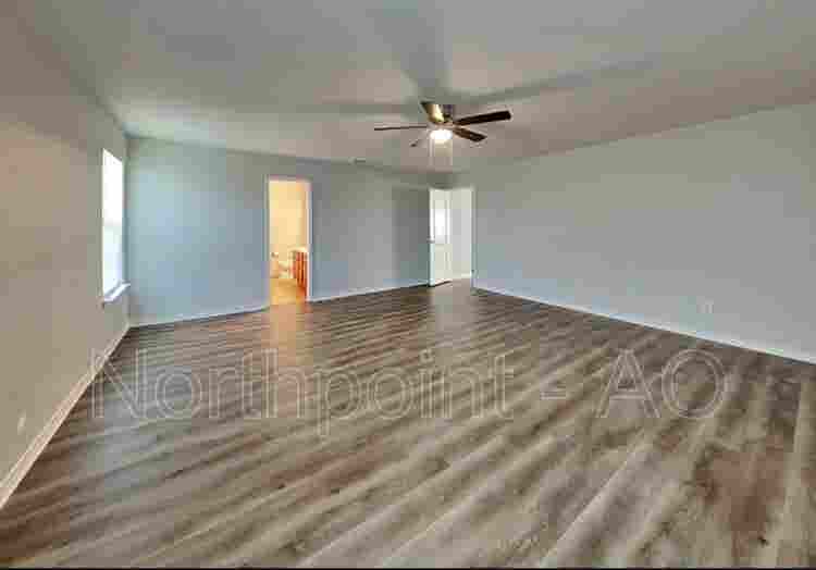 Master room w Private Bathroomm