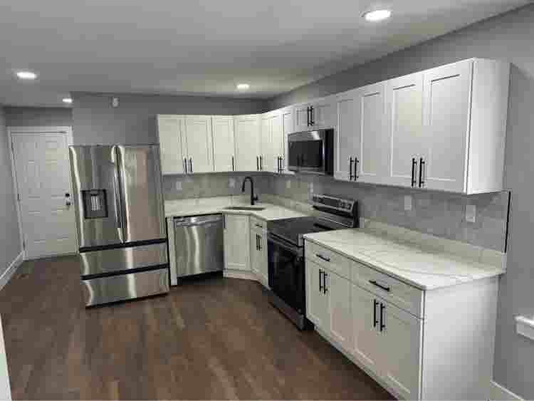 Private room & bath in Hopkins Area