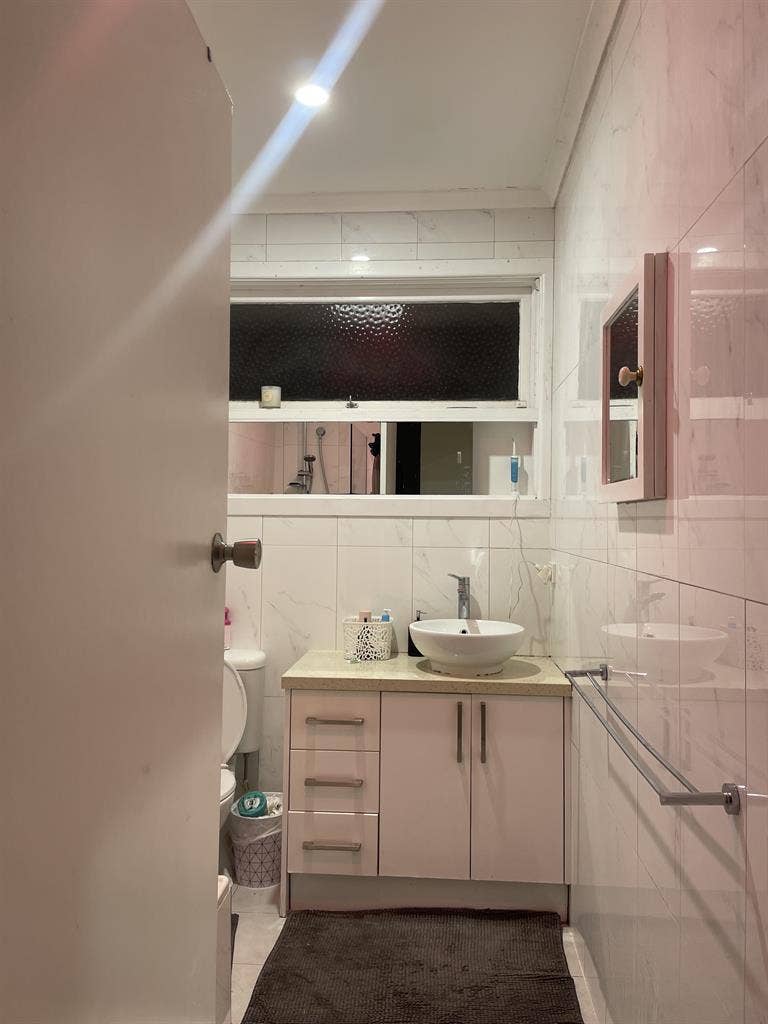 2 bedrooms available in Burwood