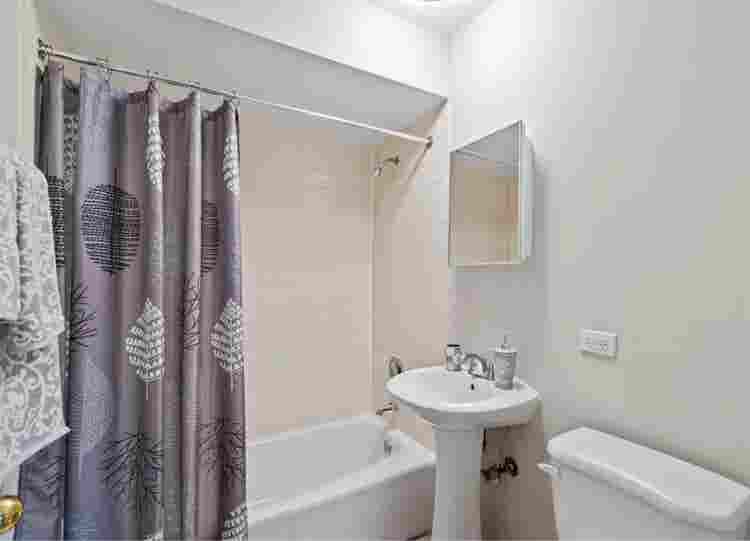Looking for a Female Roommate
