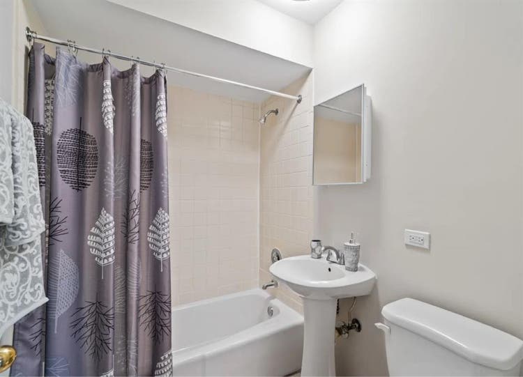 Looking for a Female Roommate