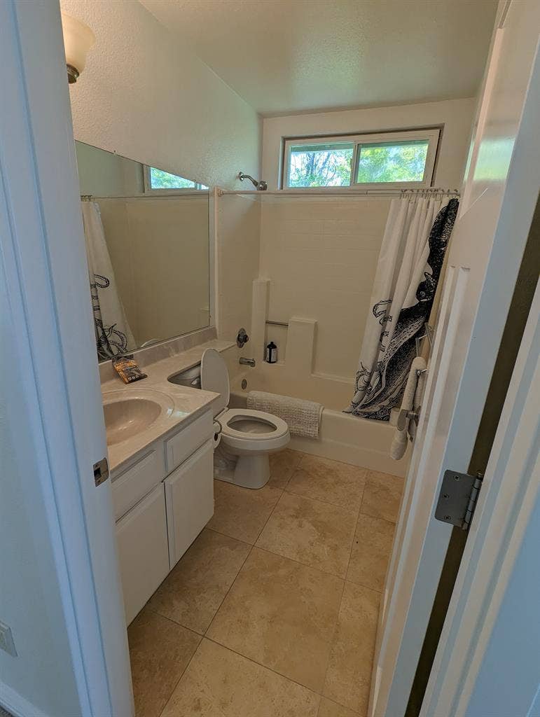 Furnished/unfurnished room w/ bath