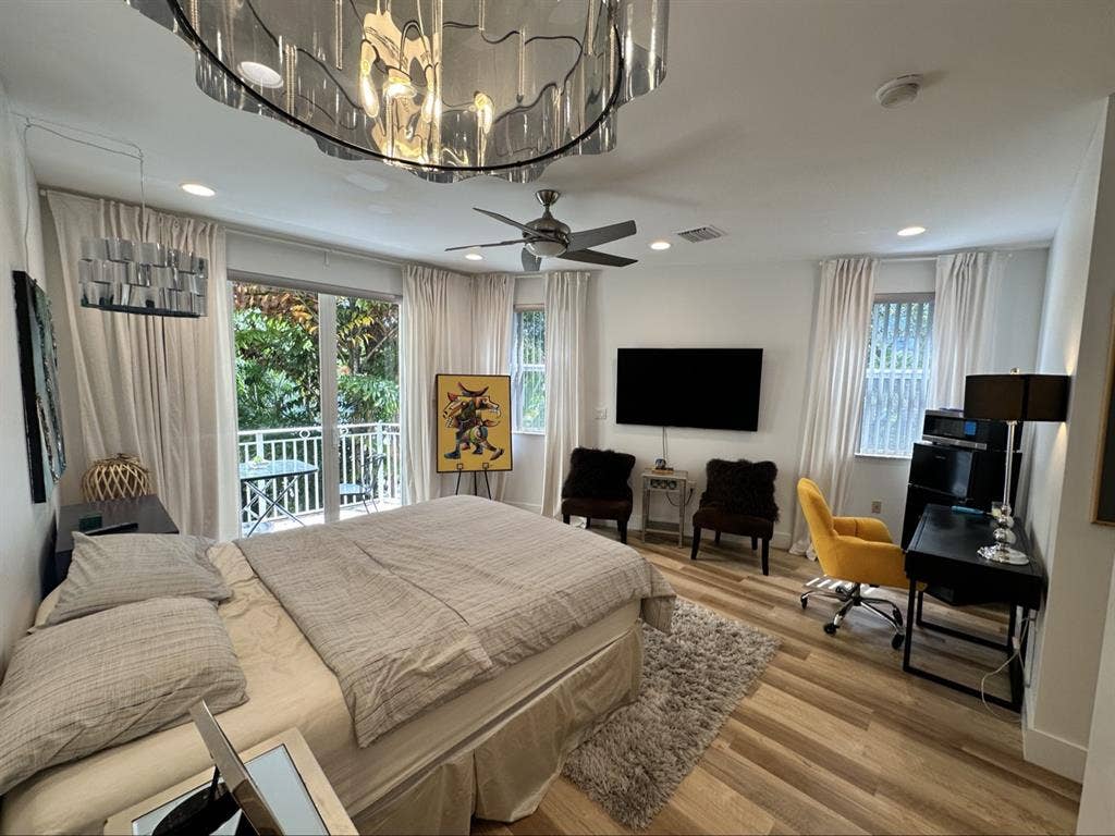 Las Olas Furnished Primary suite