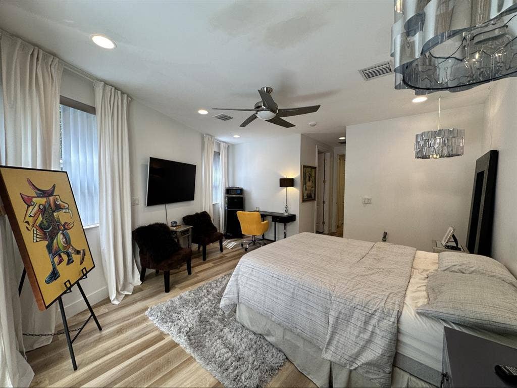 Las Olas Furnished Primary suite