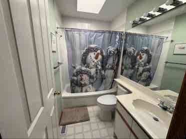 2 Rooms in detached home available