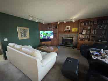 2 Rooms in detached home available