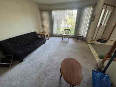 2 Rooms in detached home available