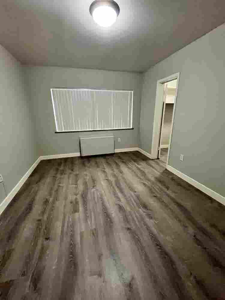 room in b available now!!
