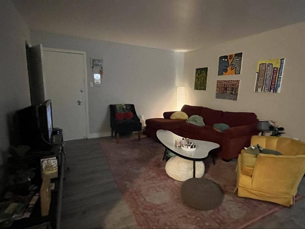 room in b available now!!