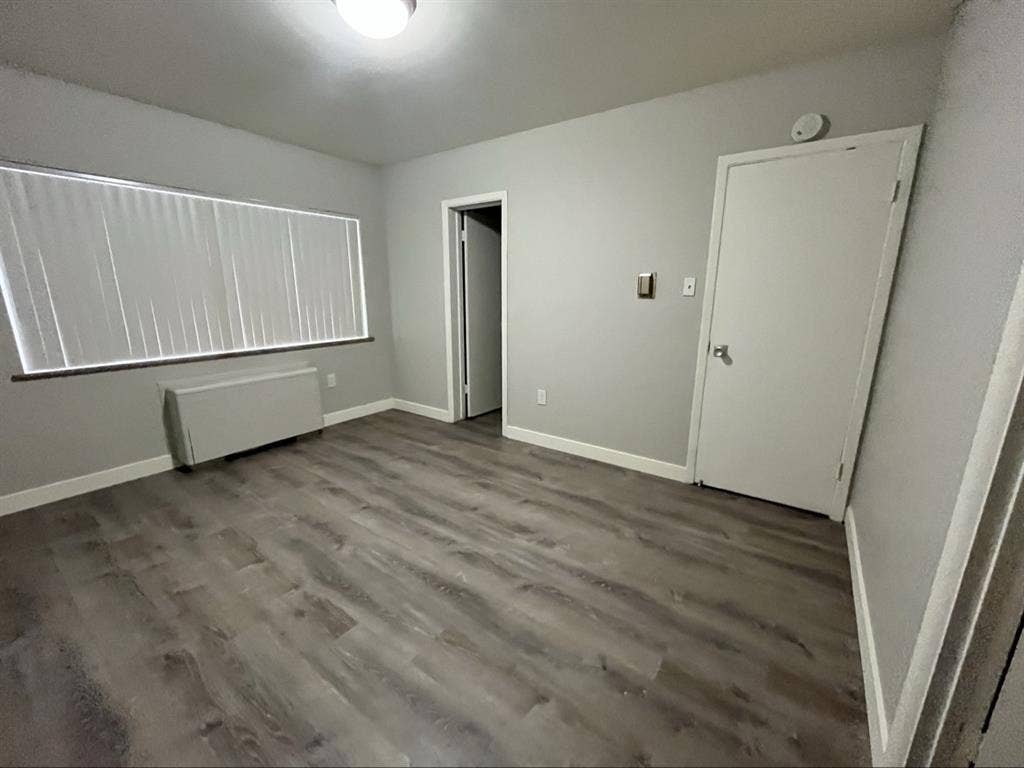 room in b available now!!