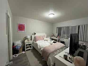 room in b available now!!