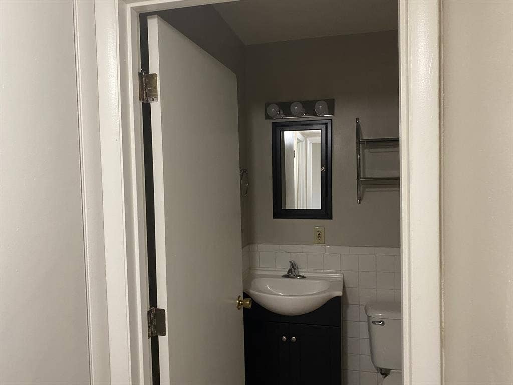 ISO quiet and clean roommate