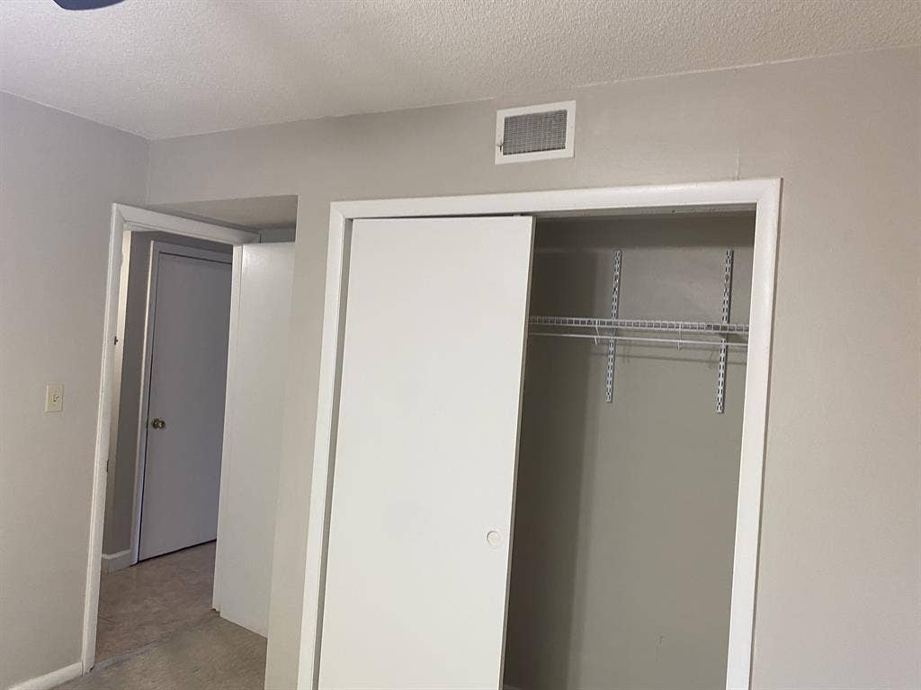 ISO quiet and clean roommate