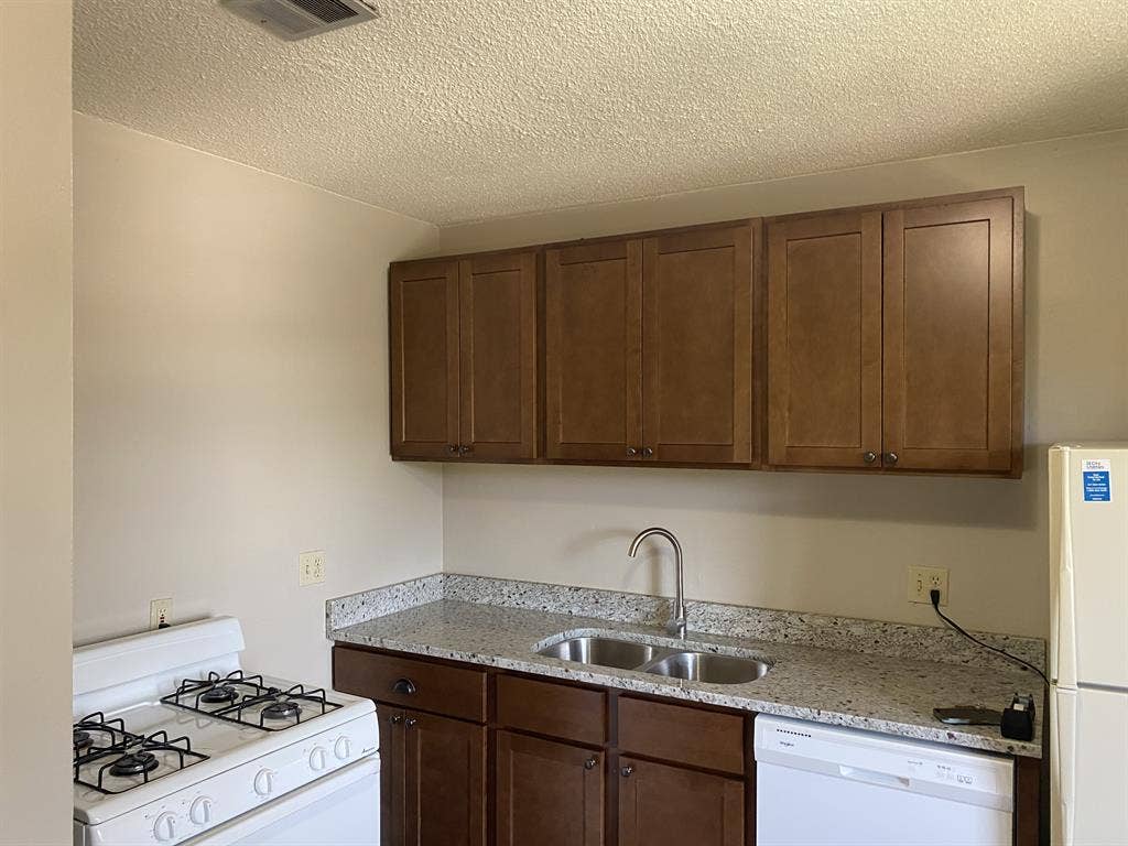 ISO quiet and clean roommate