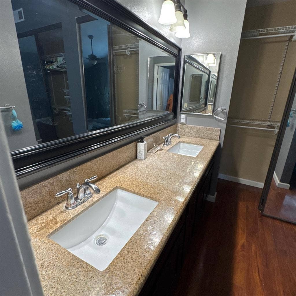 Master Bedroom +Private Bathroom !