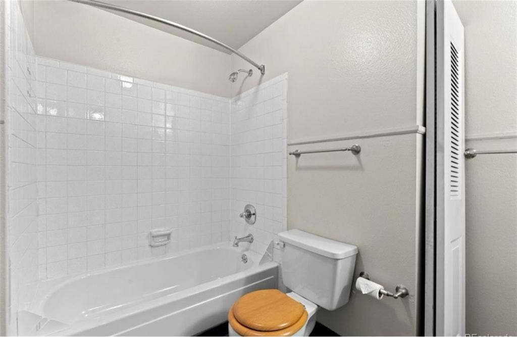 room for rent in a townhome