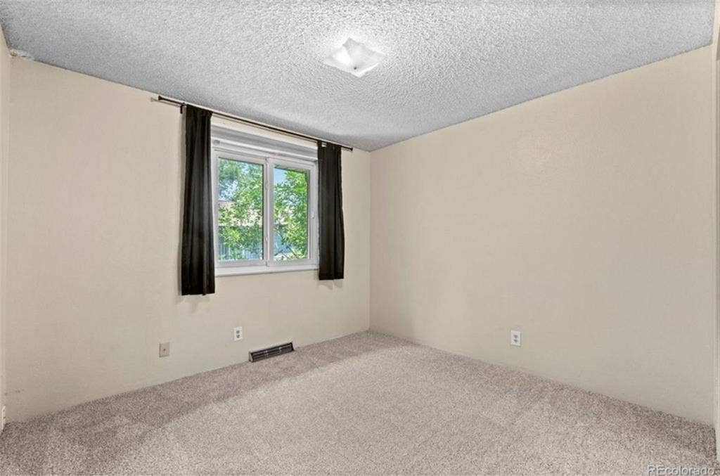 room for rent in a townhome