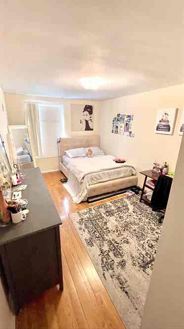 Looking for awesome roomy !